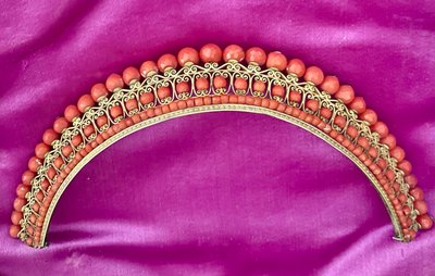 TIARA DEL PERIODO DEL RESTAURO, vermeil e corallo sfaccettato. XIX secolo. Tiara in corallo e vermeil.