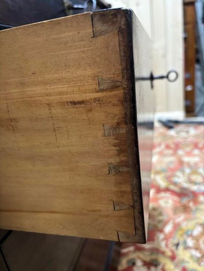 Meuble d’appoint ou commode ouvrant par 4 tiroirs 