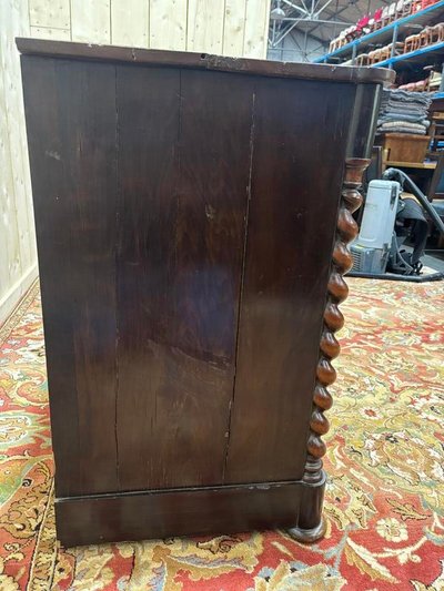 Meuble d’appoint ou commode ouvrant par 4 tiroirs 