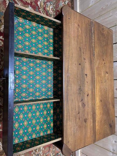 Meuble d’appoint ou commode ouvrant par 4 tiroirs 
