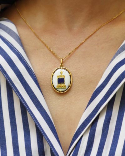 Ciondolo souvenir "All'amicizia" in smalto e oro 18k, targa antica in smalto, smalti