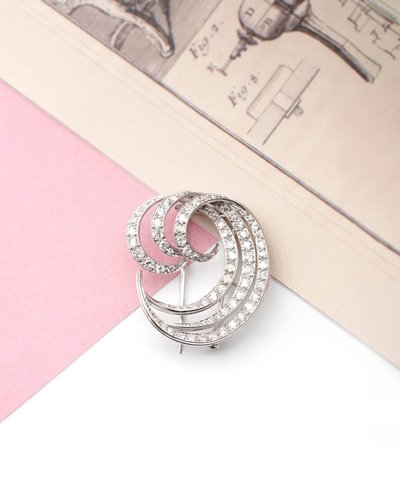 Spilla a forma di voluta di diamanti in platino e oro 18k, spilla a forma di onda, spilla a forma di piuma, moderna, tardo Art Déco
