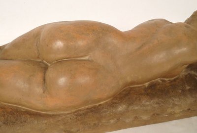 Grande scultura in terracotta Marcel Bouraine Donna nuda addormentata 90,5 cm XX secolo