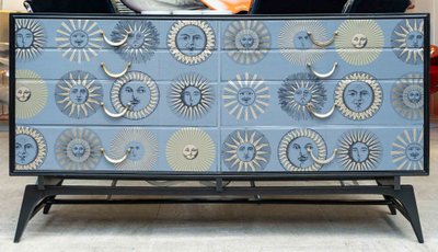 Importante commode dans le goût de Piero FORNASETTI