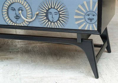 Importante commode dans le goût de Piero FORNASETTI
