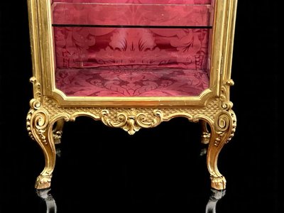 VITRINE ITALIENNE EN BOIS SCULPTÉ ET DORÉ EPOQUE NAPOLEON III DE STYLE LOUIS XV