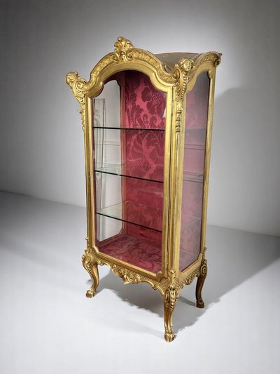 VITRINE ITALIENNE EN BOIS SCULPTÉ ET DORÉ EPOQUE NAPOLEON III DE STYLE LOUIS XV