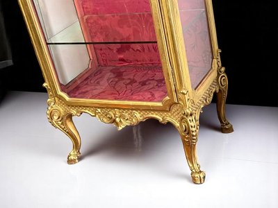 VITRINE ITALIENNE EN BOIS SCULPTÉ ET DORÉ EPOQUE NAPOLEON III DE STYLE LOUIS XV