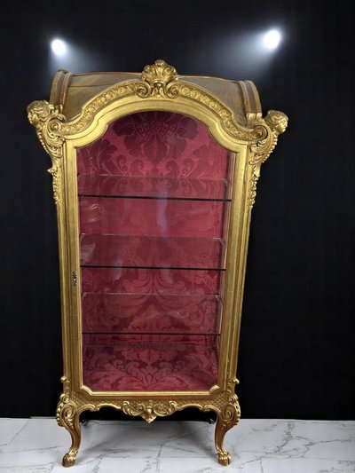 VITRINE ITALIENNE EN BOIS SCULPTÉ ET DORÉ EPOQUE NAPOLEON III DE STYLE LOUIS XV