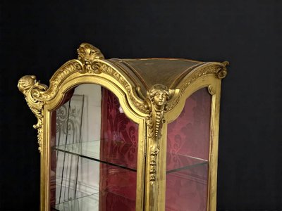 VITRINE ITALIENNE EN BOIS SCULPTÉ ET DORÉ EPOQUE NAPOLEON III DE STYLE LOUIS XV