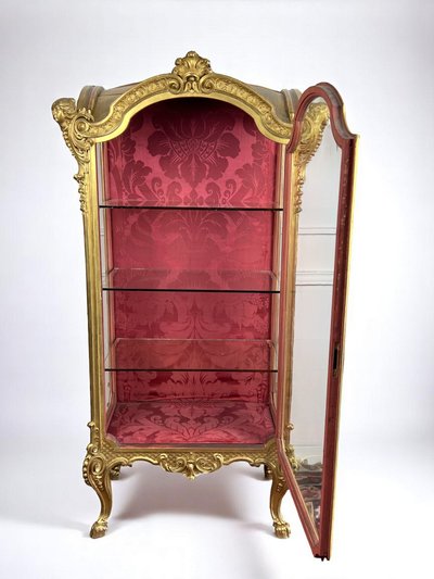 VITRINE ITALIENNE EN BOIS SCULPTÉ ET DORÉ EPOQUE NAPOLEON III DE STYLE LOUIS XV
