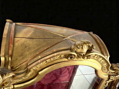 VITRINE ITALIENNE EN BOIS SCULPTÉ ET DORÉ EPOQUE NAPOLEON III DE STYLE LOUIS XV