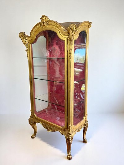 VITRINE ITALIENNE EN BOIS SCULPTÉ ET DORÉ EPOQUE NAPOLEON III DE STYLE LOUIS XV