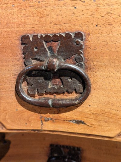 Petite Commode Sauteuse