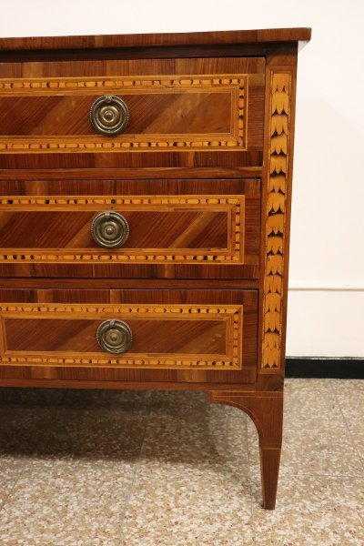 Cassettone antico in legno di noce intarsiato, XVIII secolo