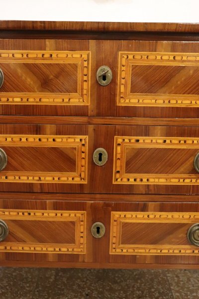 Cassettone antico in legno di noce intarsiato, XVIII secolo