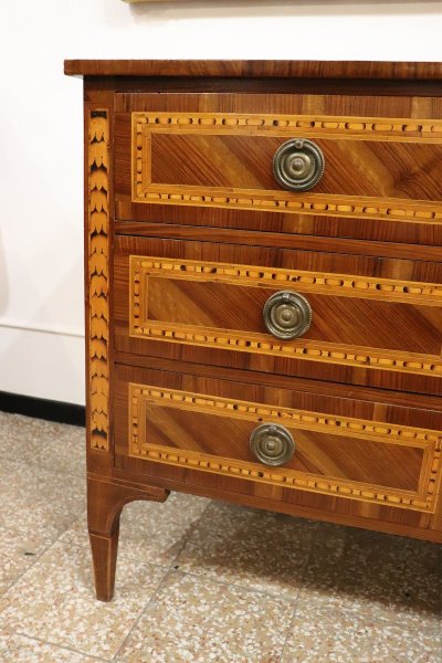 Cassettone antico in legno di noce intarsiato, XVIII secolo