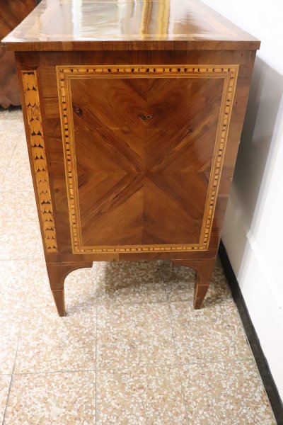 Cassettone antico in legno di noce intarsiato, XVIII secolo