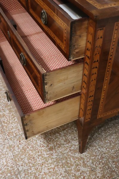 Cassettone antico in legno di noce intarsiato, XVIII secolo