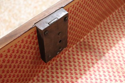 Cassettone antico in legno di noce intarsiato, XVIII secolo