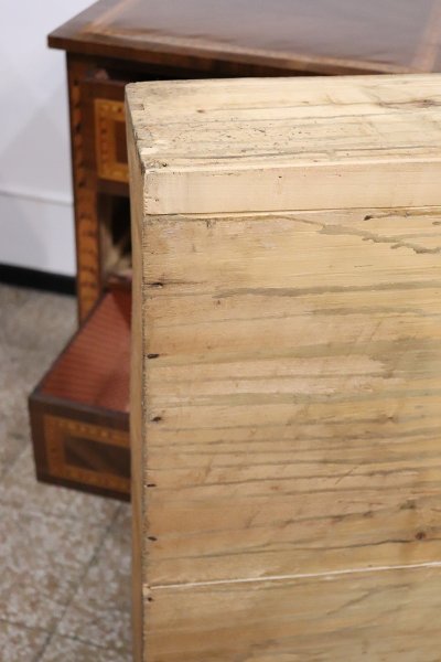 Cassettone antico in legno di noce intarsiato, XVIII secolo