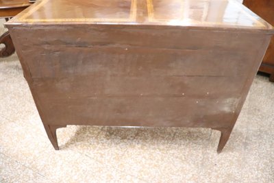Cassettone antico in legno di noce intarsiato, XVIII secolo