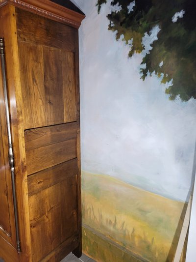 Piccolo mobiletto in legno di ciliegio intagliato