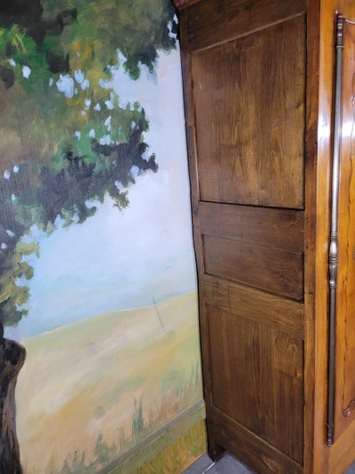 Piccolo mobiletto in legno di ciliegio intagliato