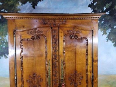 Piccolo mobiletto in legno di ciliegio intagliato