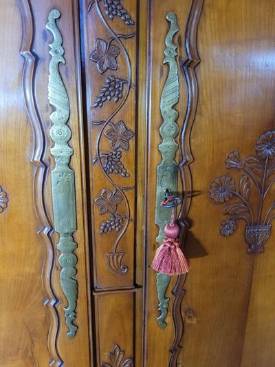 Piccolo mobiletto in legno di ciliegio intagliato