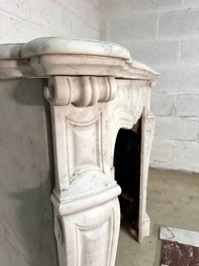 Piccolo camino in stile Luigi XV in marmo bianco, XIX secolo