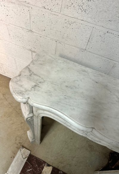 Piccolo camino in stile Luigi XV in marmo bianco, XIX secolo