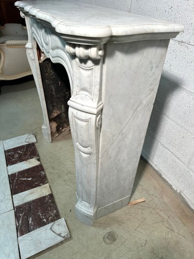 Piccolo camino in stile Luigi XV in marmo bianco, XIX secolo