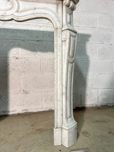 Piccolo camino in stile Luigi XV in marmo bianco, XIX secolo