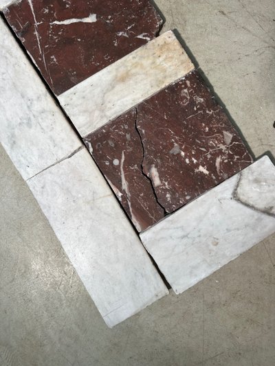 Piccolo camino in stile Luigi XV in marmo bianco, XIX secolo