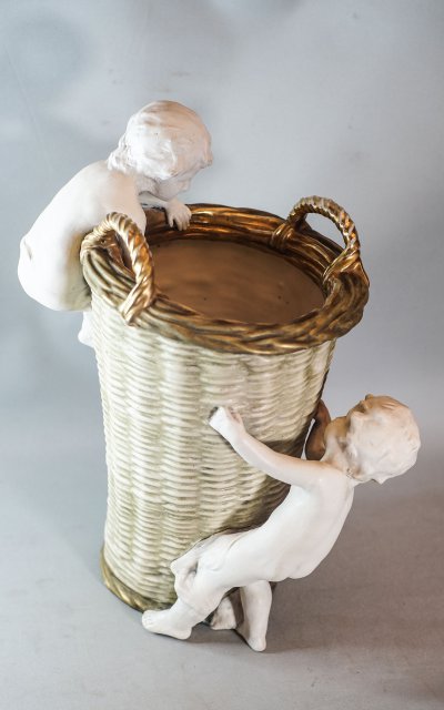 Anfora in biscotto Art Nouveau con putti, Austria