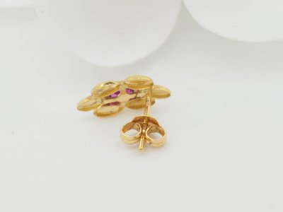 Orecchini a bottone in oro giallo e rubino da 0,40 ct