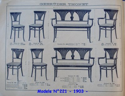 2 sedie Thonet n. 221 con intarsi in bronzo, circa 1910