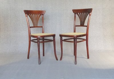 2 sedie Thonet n. 221 con intarsi in bronzo, circa 1910
