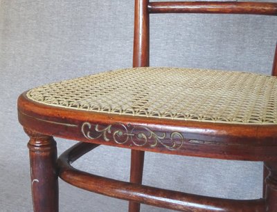 2 sedie Thonet n. 221 con intarsi in bronzo, circa 1910