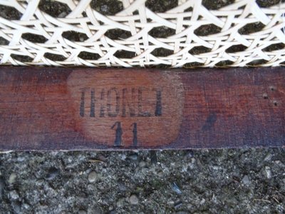 2 sedie Thonet n. 221 con intarsi in bronzo, circa 1910