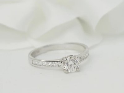 Anello solitario in oro bianco e diamante da 0,48 ct