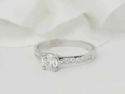 Anello solitario in oro bianco e diamante da 0,48 ct