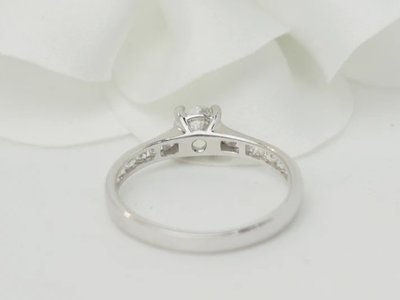 Anello solitario in oro bianco e diamante da 0,48 ct