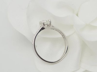 Anello solitario in oro bianco e diamante da 0,48 ct