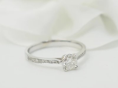Anello solitario in oro bianco e diamante da 0,35 ct