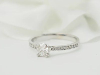 Anello solitario in oro bianco e diamante da 0,35 ct