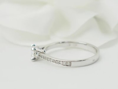 Anello solitario in oro bianco e diamante da 0,35 ct