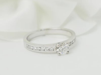 Anello solitario in oro bianco e diamante da 0,37 ct
