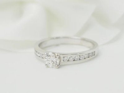 Anello solitario in oro bianco e diamante da 0,37 ct